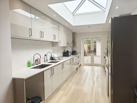 1 bedroom in a house share to rent - Photo 3