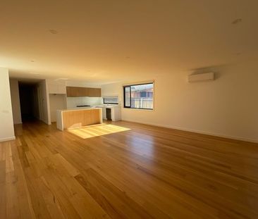 Elegant, Modern & Low Maintenance ! - Photo 2