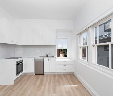 Three bedroom apartment with harbour views - Photo 4