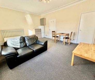 1 bedroom Flat To Let - Photo 3