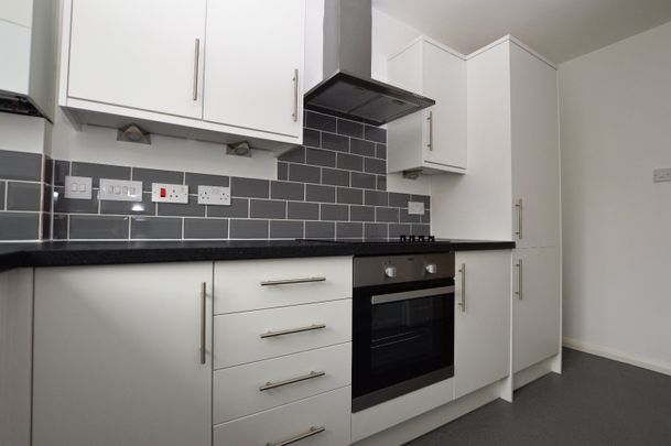 Flat to rent - Knighton Park Road, London, SE26 - Photo 1