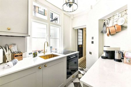An exquisitely refurbished maisonette with outside space on a charming and picturesque street in Westminster, available for short let with all bills included - Photo 4