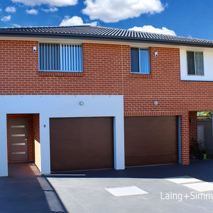 Modern three-bedroom townhouse with quality finishes - Photo 1