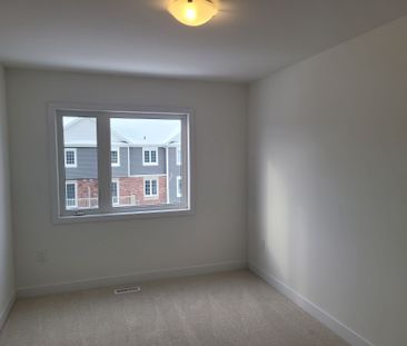 For Lease - 34 Silo Mews, Barrie, Ontario - Photo 5