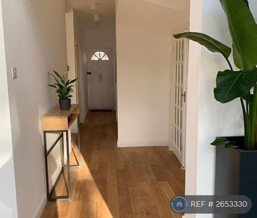 4 bedroom semi-detached house to rent - Photo 6