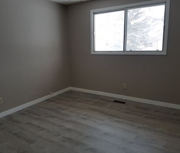 1366 BROWN ST 2 BEDROOM TOWNHOUSE - Photo 5