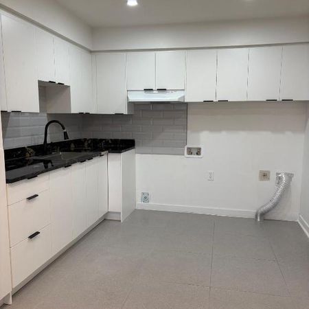 À louer appartement 4-1/2 non chauffé 3e étages - Photo 3