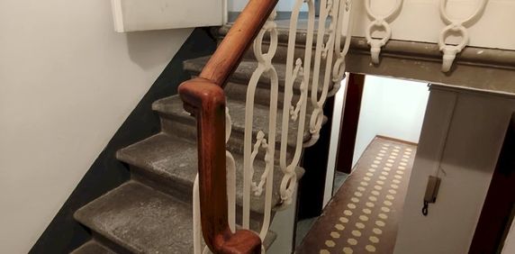 Private basement room with high street-facing window – Stadium area - Photo 2