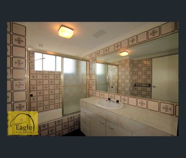 Spacious unit with modern kitchen - Photo 3