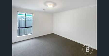 MODERN FOUR BEDROOM HOME IN DESIRED SUBURB - Photo 3