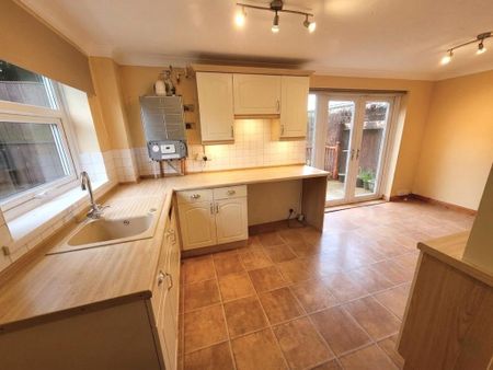 3 bedroom semi-detached house to rent - Photo 5