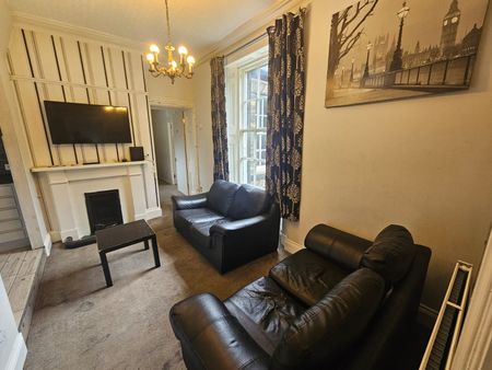 4 Bed - Flat 3, 1 North Grange Road, Headingley, Leeds - LS6 2BR - Student - Photo 4