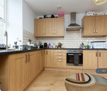 1 bedroom in a flat share to rent - Photo 5