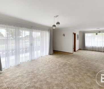 IMMACULATE FAMILY HOME WITH WORKSHOP IN A PRIME LOCATION - Photo 1