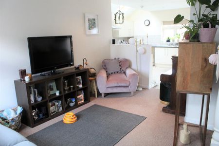 2 bedroom semi-detached house to rent - Photo 2