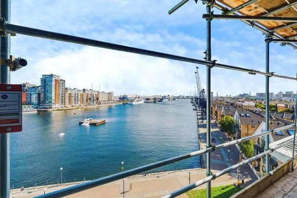 Western Beach, Hanover Avenue, Royal Victoria Docks, London, E16 - Photo 1