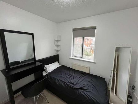 Searles Drive, London, E6 - Photo 3