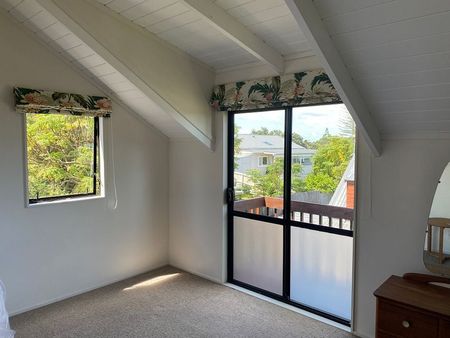 Light and elevated home with beachy feel - Photo 2