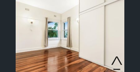 Spacious Top Floor Two Bedroom Apartment - Photo 3