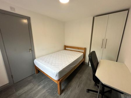 1 bedroom in a house share to rent - Photo 2