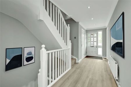 A very well presented family home within walking distance to Hinchley Wood, Village and mainline station. - Photo 3