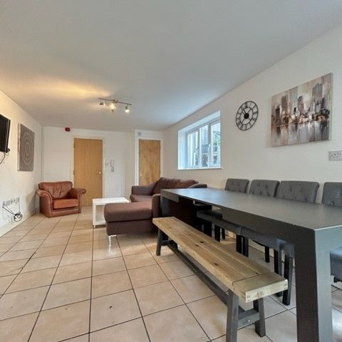 12 Bedroom Student Home – Llanbleddian Gardens - Photo 1