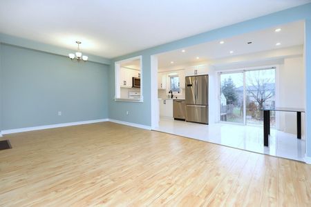 For Lease - 384 Riverstone Drive, Oakville, Ontario - Photo 2
