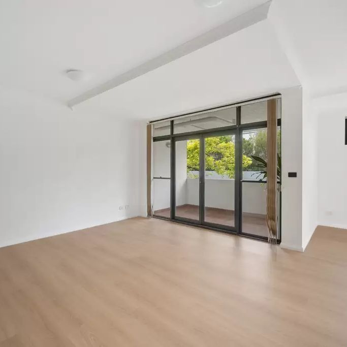 Oversized one-bedder with study or home office - Photo 1