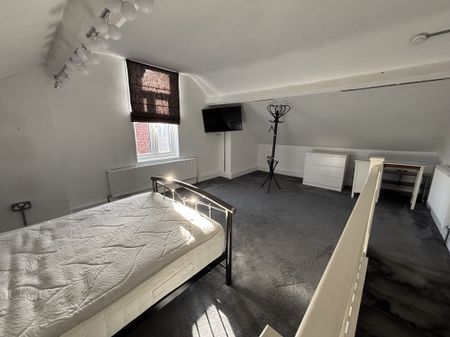 High Street, Sheffield, Swallownest - Photo 4