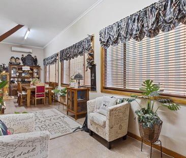 Tranquil Living In MacDonald Park! - Photo 1