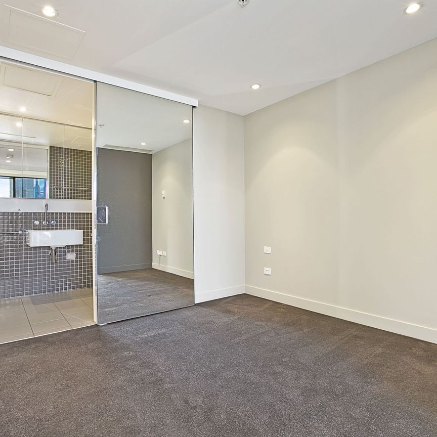 Spacious One-Bedroom Apartment with Stunning City Views - Photo 1