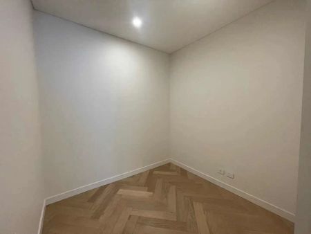 “Half minute walk to Town Hall Station & Near New& Timber Floor & One bedroom plus study room” - Photo 2