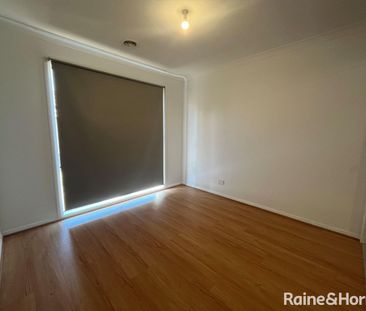 11 Regent Close, Burnside Heights, VIC 3023 - Photo 2