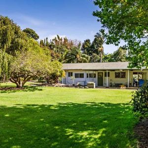 Handy to town - Photo 3