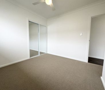 Move in ready bright spacious four bedroom home - Photo 6