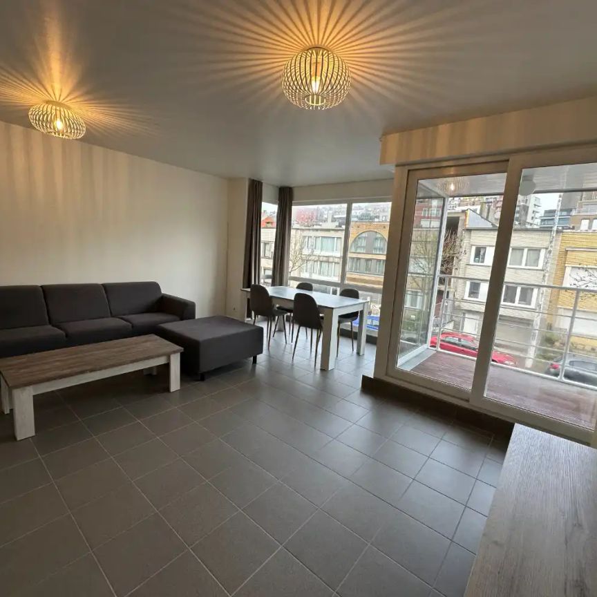 Modern gemeubeld appartement met één slaapkamer en terras in een residentiële wijk. - Photo 1