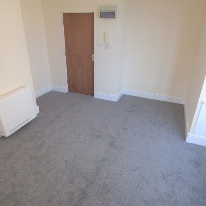 To Let Flat - Photo 1