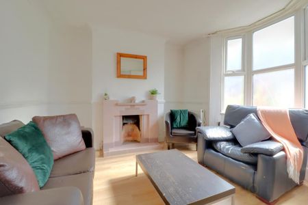 4 bedroom end of terrace house to rent - Photo 2