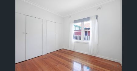 Classic & Well-Maintained Family Home - Photo 2