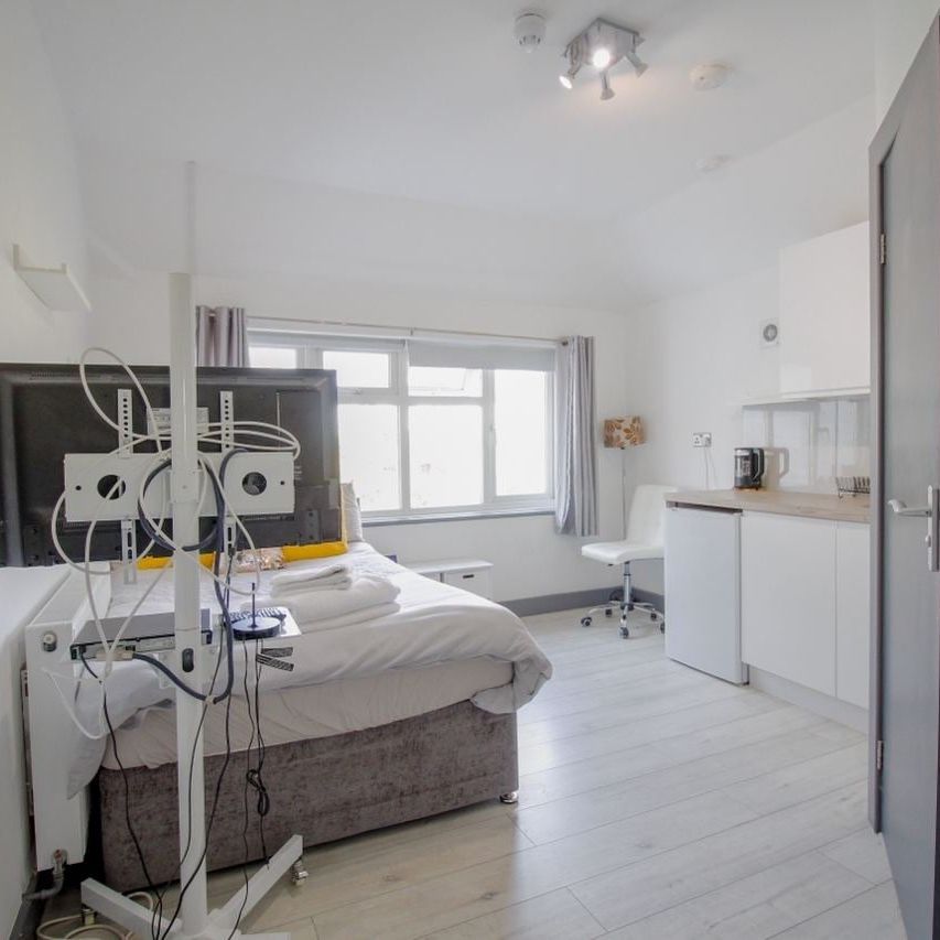 Studio Flat, Dollis Hill Lane, NW2 - Photo 1