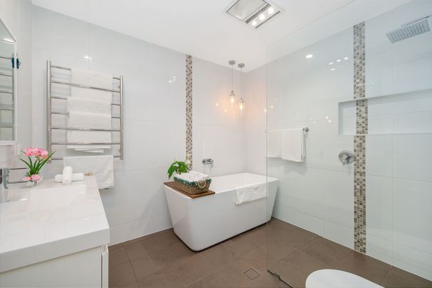 Immaculate 3 bedroom home - Prime Location - Photo 1