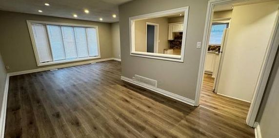 Beautifully Renovated 3-Bedroom Bungalow main floor unit - Photo 2