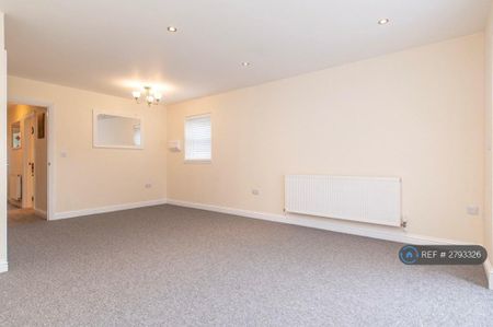 3 bedroom semi-detached house to rent - Photo 2