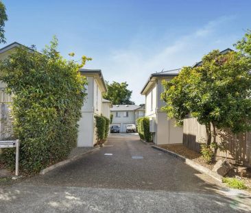 Spacious & Stylish Townhouse in Prime Inner-City Location - Photo 3