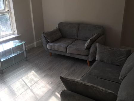 3 bedroom flat to rent - Photo 2