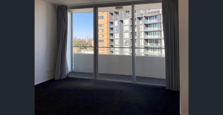 Spacious Apartment Offering Views, Location & Lifestyle - Photo 3