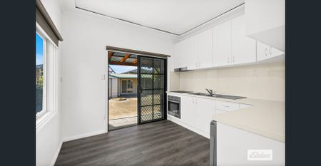 Renovated Home with 4 Car Garage + separate teenagers retreat - Photo 2