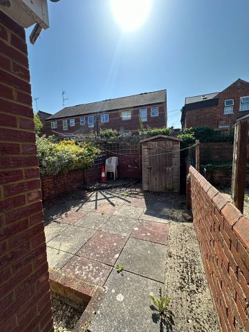 6 Bed Terraced House, Pitcroft Avenue, RG6 - Photo 2