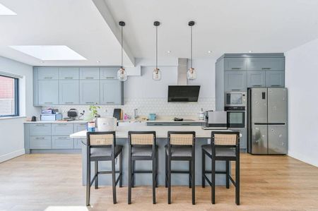 4 bedroom end of terrace house to rent - Photo 2
