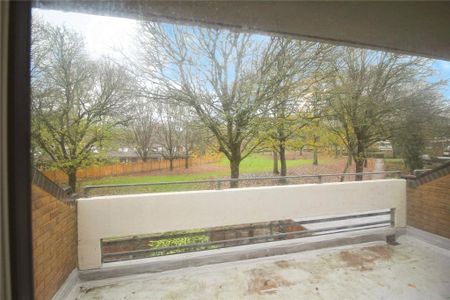 3 bedroom flat to rent - Photo 4